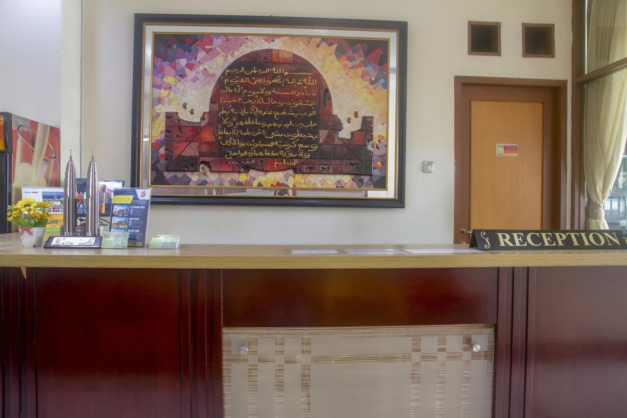 Готель Oyo 3894 Karunia Muslim Syariah Джакарта Екстер'єр фото